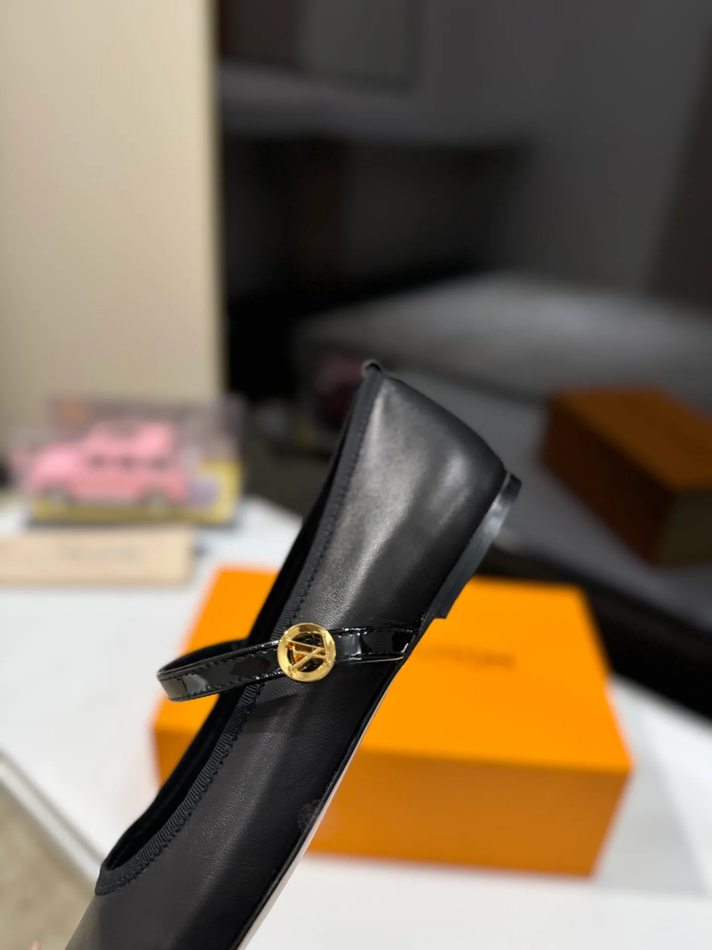 👟👟Ex-factory price 600👟👟 👟👟LV | Louis Vuitton 25𝐬𝐬 🧡💚2025 early spring new top version‼ ️The original version is the same. The counter specializes in the latest ROMY flat ballet shoes. Hard goods are new🆕 ❥Purchase level! Full of high-end feel! A popular model among bloggers at home and abroad, it’s retro and fashionable and looks amazing on your feet! Mainly recommended models on the official website★ ✅Upper: Highly customized denim/lambskin/presbyopia leather ✅Inner lining: imported sheepskin lining ✅Outsole: original Italian leather outsole ✅Shoe size: 35-39 (customized for 40, 41, 42) ✅Packaging: full set of exquisite packaging